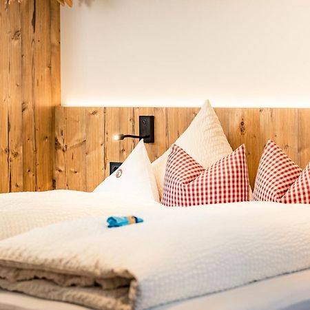 Pension Der Steinbock - Das 300 Jahre Alte Bauernhaus - Tirol サンクト・アントン・アム・アールベルク エクステリア 写真